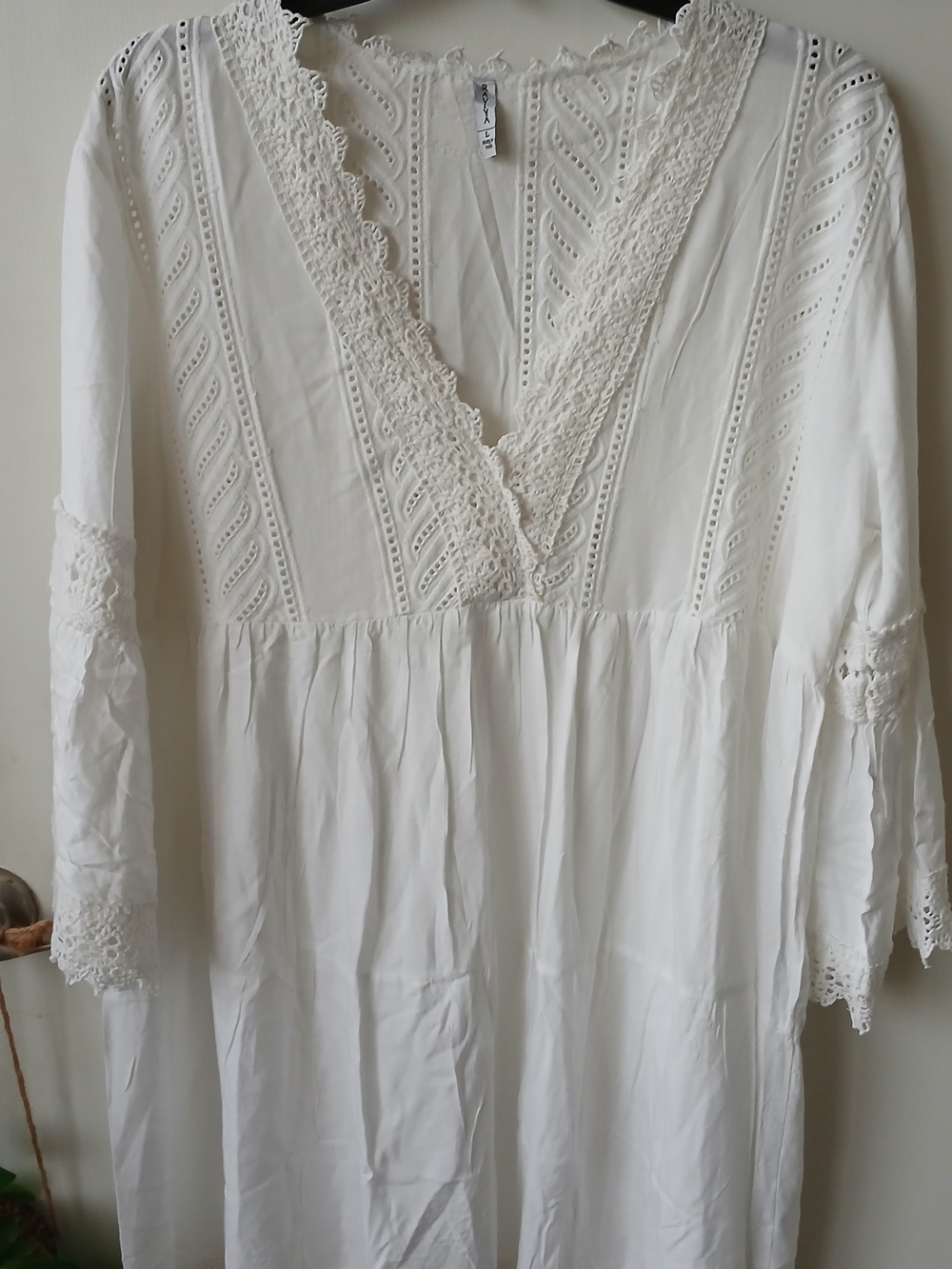 Raviya Shabby Chic White All Over Lace-Trim Accents Fanned Sleeved Over Size Top
